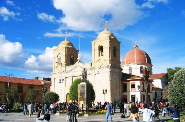 Casa Blanca Hospedaje Huamancaca Екстер'єр фото